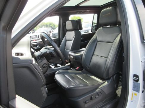 Used 2021 Chevrolet Suburban High Country w/ Premium Package 2 AWD/4WD image 23