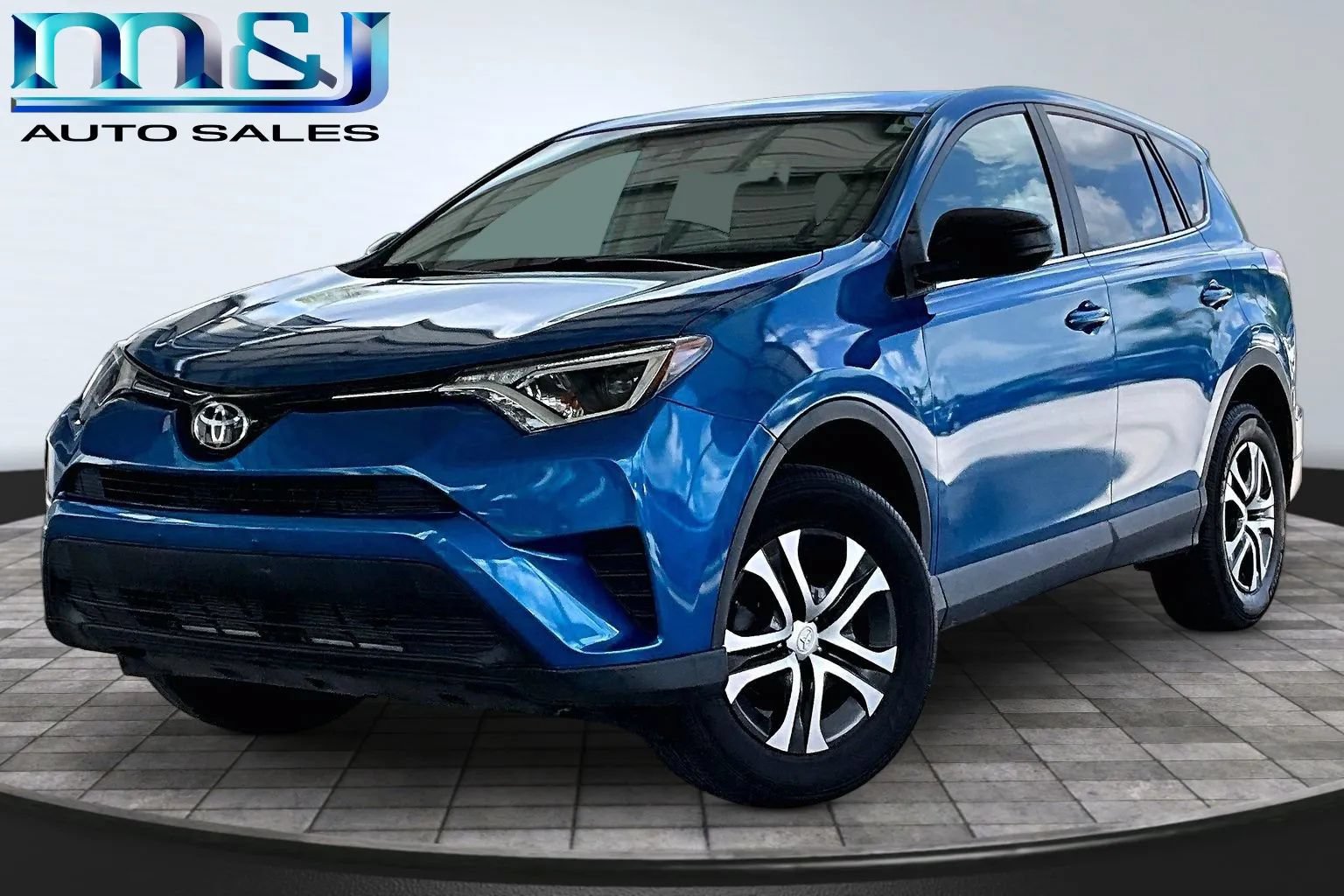 Used 2018 Toyota RAV4 LE w/ All Weather Liner Package FWD image 1