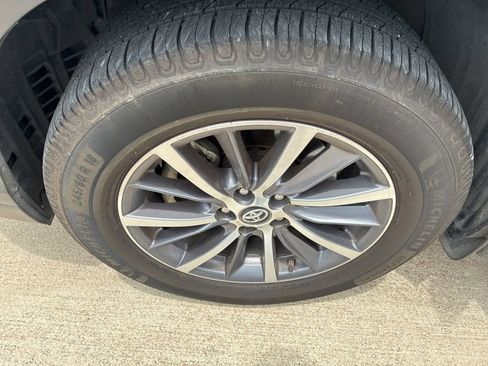 Used 2018 Toyota Highlander XLE FWD image 11