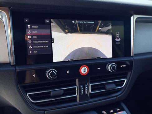 Certified 2026 Porsche Macan AWD/4WD image 17
