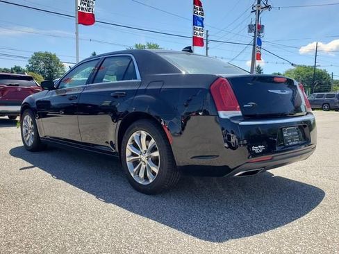 Used 2018 Chrysler 300 Touring L AWD/4WD image 6