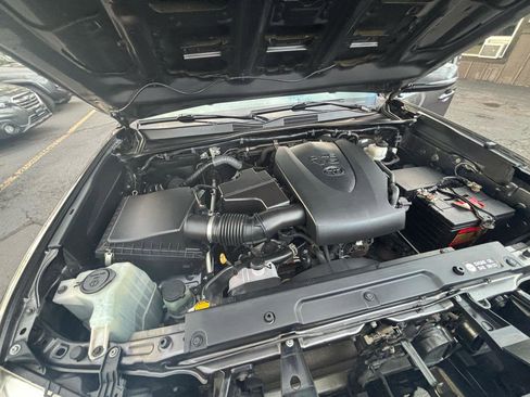 Used 2016 Toyota Tacoma TRD Sport w/ Towing Package image 11