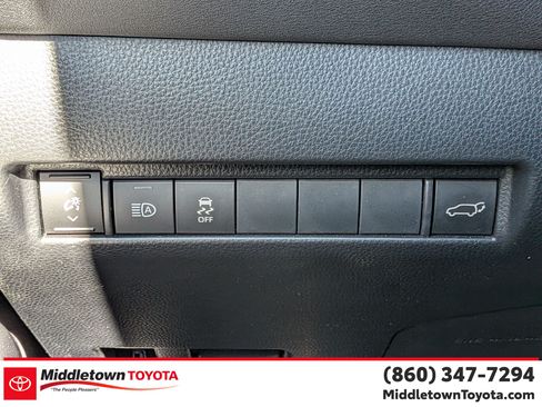 Used 2024 Toyota Venza LE AWD/4WD image 17