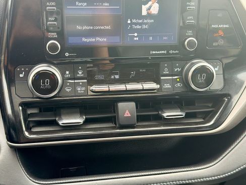 Used 2022 Toyota Highlander XLE AWD/4WD image 35