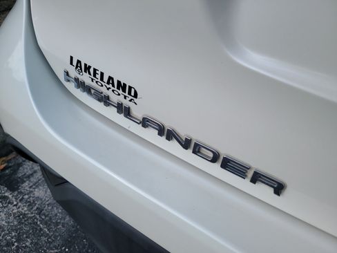 Used 2021 Toyota Highlander L FWD image 10