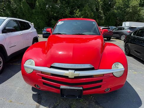 Used 2005 Chevrolet SSR w/ Preferred Equipment Group image 2