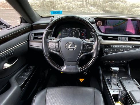 Used 2019 Lexus ES 300h w/ Premium Package image 6