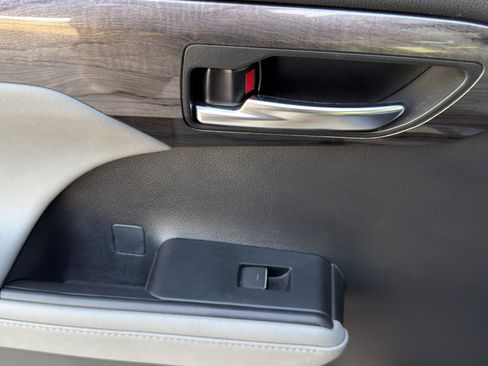 Used 2021 Toyota Highlander Platinum image 27