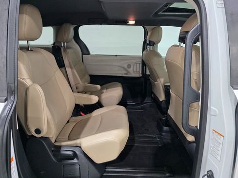Used 2021 Toyota Sienna Limited image 26