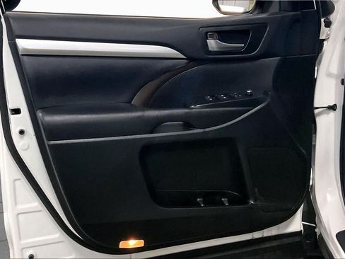 Used 2019 Toyota Highlander XLE AWD/4WD image 22