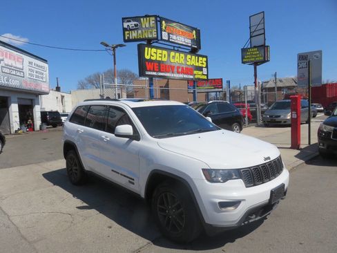 Used 2017 Jeep Grand Cherokee Laredo AWD/4WD image 3