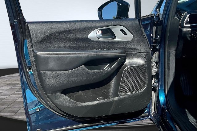 Used 2025 Chrysler Pacifica Limited FWD image 20