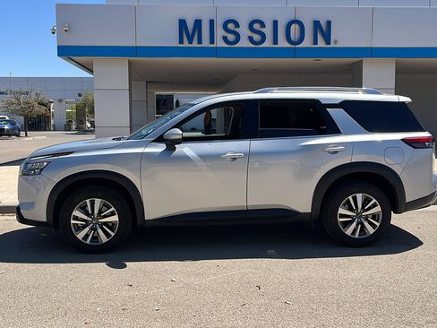Used 2025 Nissan Pathfinder SL image 4