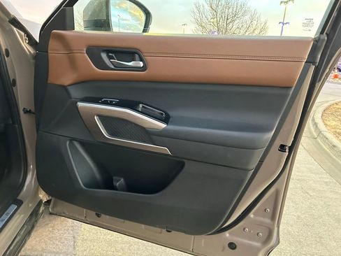 Used 2023 Nissan Pathfinder Platinum image 21