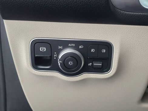 Used 2023 Mercedes-Benz GLB 250 4MATIC w/ Premium Package image 35