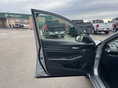 Used 2024 Nissan Altima 2.5 SV image 28