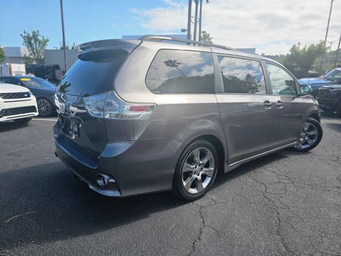 Used 2012 Toyota Sienna SE FWD image 4
