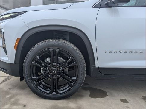 New 2026 Chevrolet Traverse LT w/ LPO, Floor Liner Package FWD image 10
