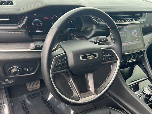 Used 2022 Jeep Grand Cherokee Limited w/ Luxury Tech Group II image 10