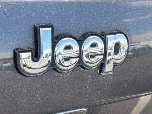 Used 2018 Jeep Cherokee Latitude Plus w/ Comfort/Convenience Group FWD image 9