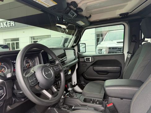 Used 2025 Jeep Gladiator Sport AWD/4WD image 9