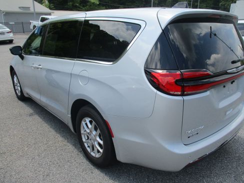 Used 2026 Chrysler Pacifica Select FWD image 6