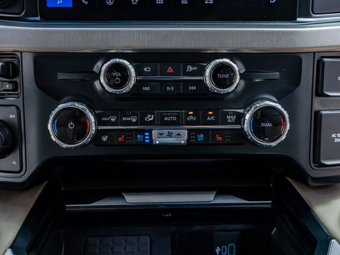 Used 2025 Ford F350 Platinum w/ Platinum Plus Package image 28