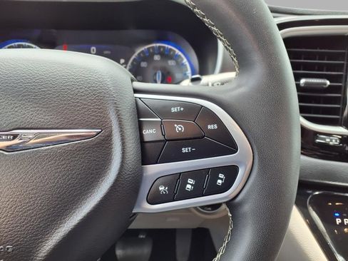 Used 2023 Chrysler Pacifica Touring-L FWD image 14