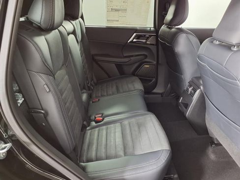 Used 2025 Mitsubishi Outlander SE image 11