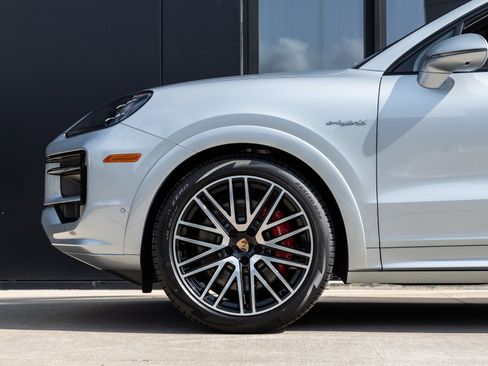 Certified 2025 Porsche Cayenne S image 13