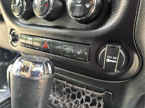 Used 2018 Jeep Wrangler Unlimited Sahara AWD/4WD image 30