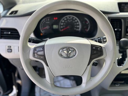 Used 2013 Toyota Sienna LE image 18