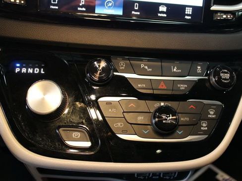 Used 2024 Chrysler Pacifica Touring-L FWD image 27