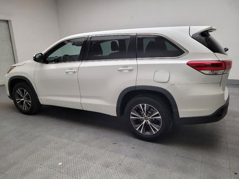 Used 2018 Toyota Highlander LE image 3
