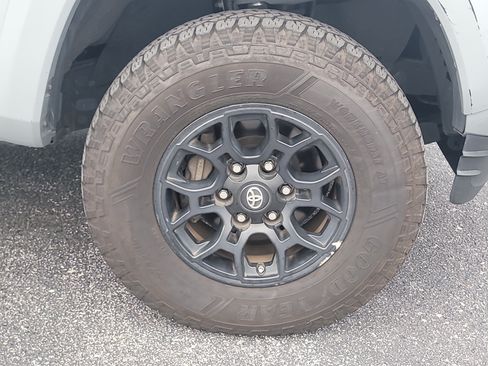 Used 2020 Toyota Tacoma SR5 RWD image 9