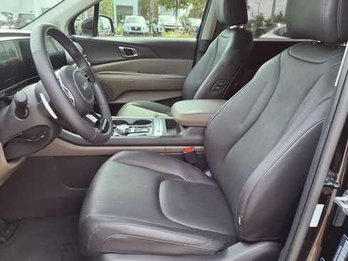 Used 2025 Kia Carnival EX FWD image 28