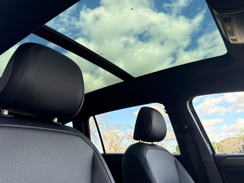 Used 2023 Volkswagen Tiguan SE R-Line image 15