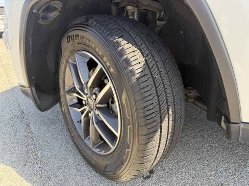 Used 2020 Jeep Grand Cherokee Laredo w/ Laredo X Package RWD image 4
