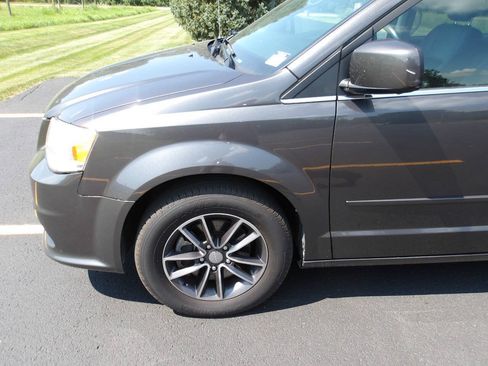 Used 2017 Dodge Grand Caravan SXT FWD image 28