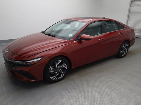 Used 2025 Hyundai Elantra Limited FWD image 2