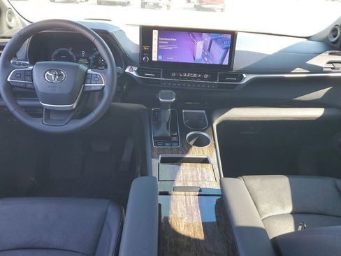 Used 2025 Toyota Sienna Platinum image 10