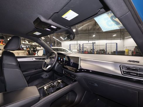 Used 2025 Volkswagen Atlas Cross Sport SE image 26