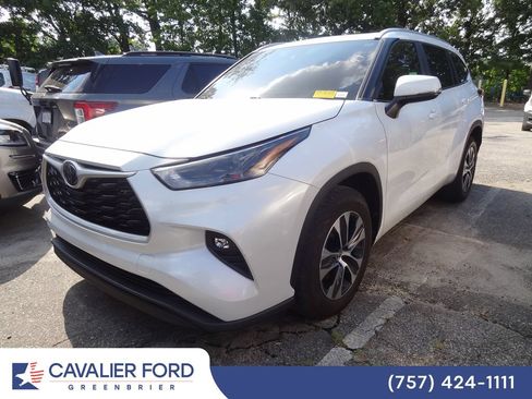 Used 2023 Toyota Highlander XLE FWD image 3