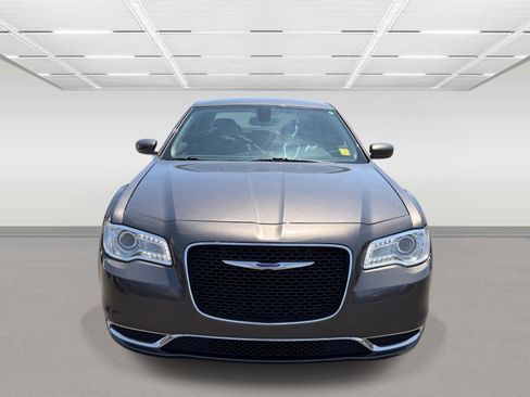 Used 2018 Chrysler 300 Touring L RWD image 8