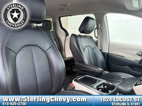 Used 2023 Chrysler Pacifica Touring-L FWD image 12