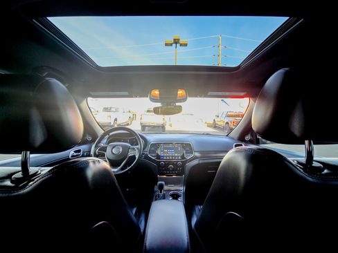 Used 2022 Jeep Grand Cherokee Limited image 2