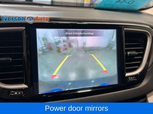 Used 2024 Chrysler Pacifica Touring-L FWD image 22