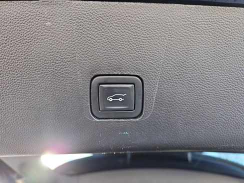 Used 2021 Chevrolet Traverse LT w/ LT Premium Package image 23