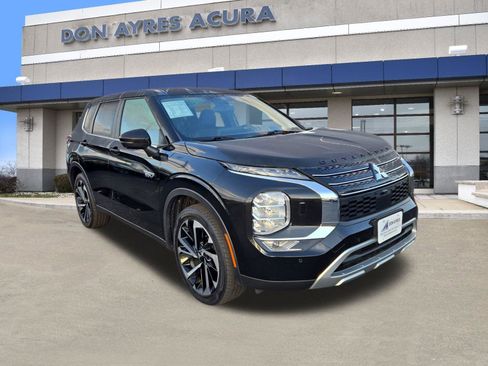 Used 2023 Mitsubishi Outlander SE image 1