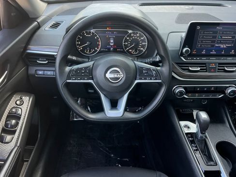 Used 2025 Nissan Altima 2.5 SV FWD image 15